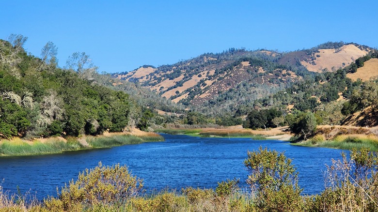 Lake Hennessey with California hills all around