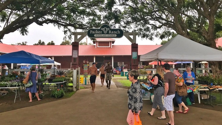 Photo of the entrance to the Pukalani Stables Midweek Farmers Market in Waimea on Hawaii's Big Island