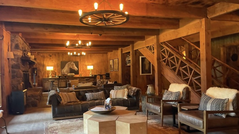 A common room in the lodge at Greenhorn Ranch