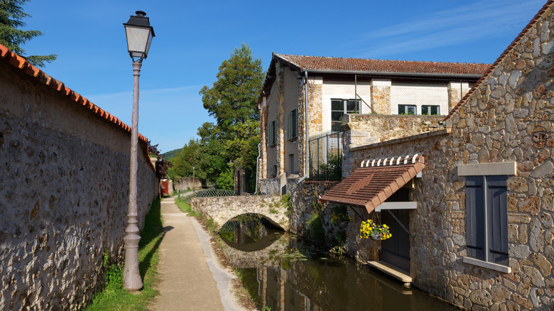 Cana with stone bridge and houses in Chevreuse, France