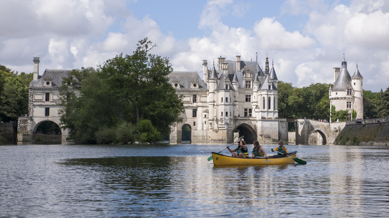 People rowing close to the Château de Chenonceau