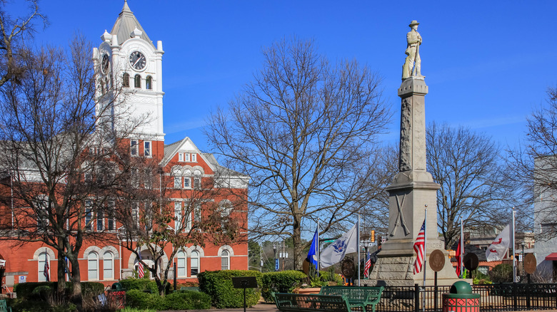 Monument in front of McDonough courthouse, Georgia