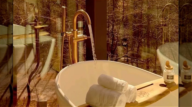 Bathtub with towels at Honey Hills