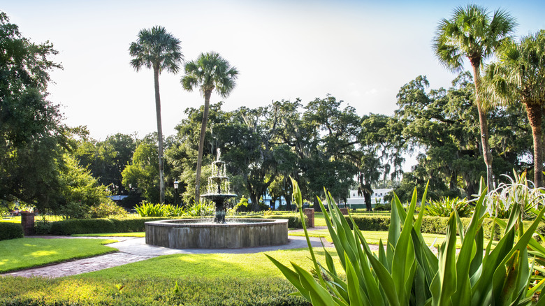 Hanover Square fountain against greenery and palms