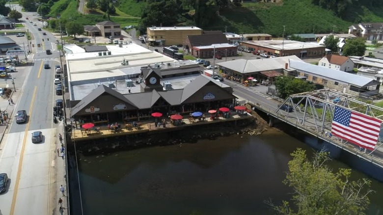 Shops and restaurants on the Toccoa River