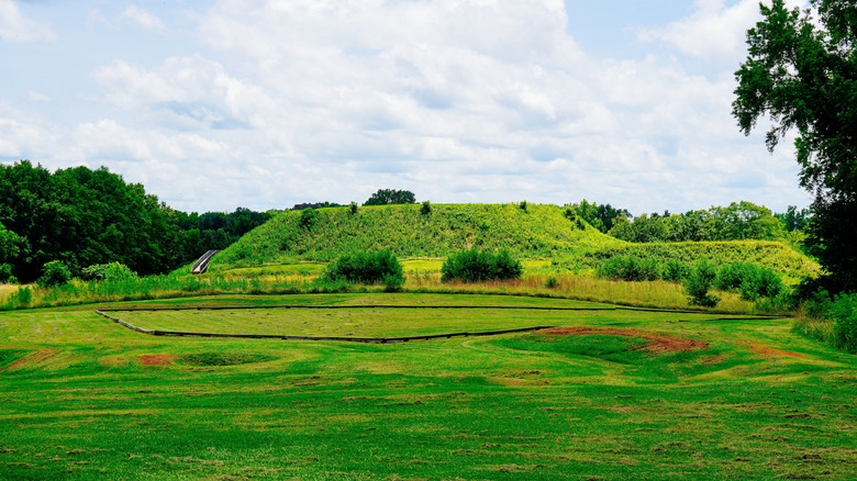 Burial mounds covered in green grass in Ocmulgee Mounds National Historical Park