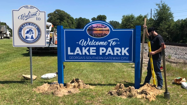 Welcome to Lake Park sign under construction
