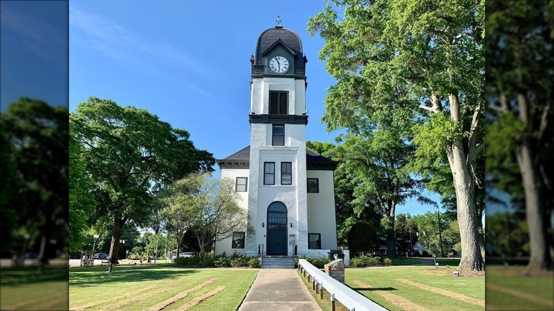 The Fayetteville courthouse