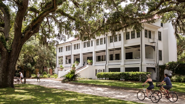 A couple biking in front of Greyfield Inn