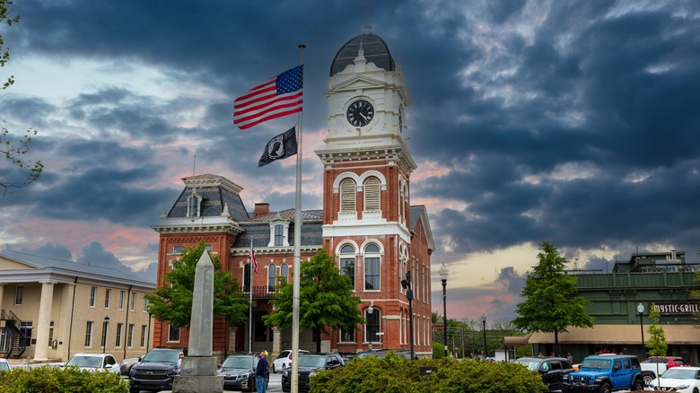 View of courthouse in Covington, GA