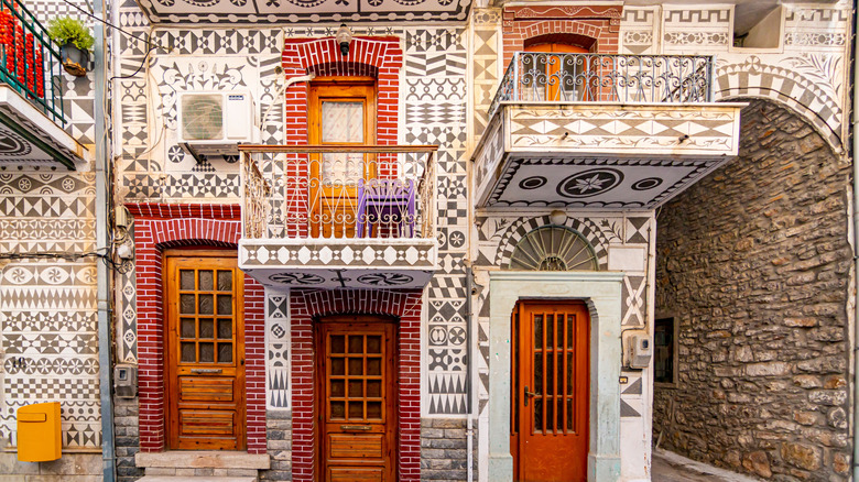 A front facing view of the xysta-style art in Pyrgi