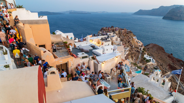 Oia, Santorini stuffed with tourists