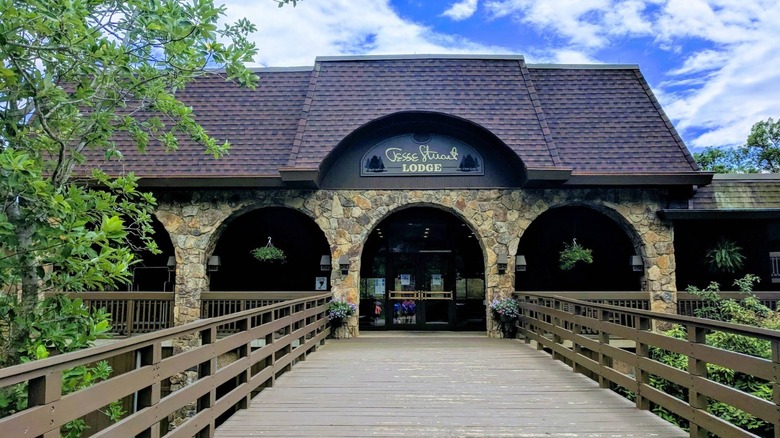 A close up of the front of the Jesse Stuart Lodge in Greenbo Lake State Resort Park with some of the front walkway visible.