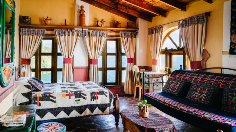 Interior view of Suite 13 in La Casa del Mundo