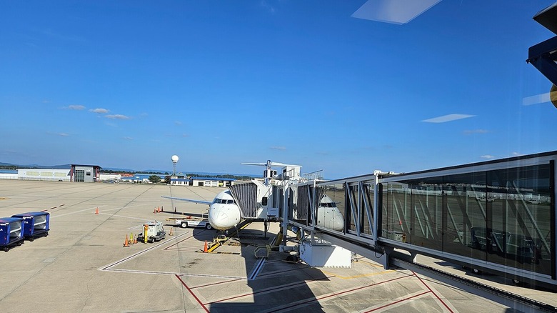 Jet bridge connecting to a plane at Huntsville International Airport