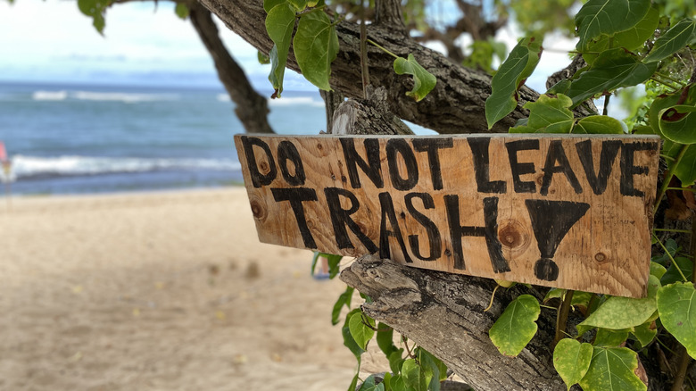 Hand painted sign that says "Do not leave trash!" on a beach on the North Shore of Oahu, Hawaii