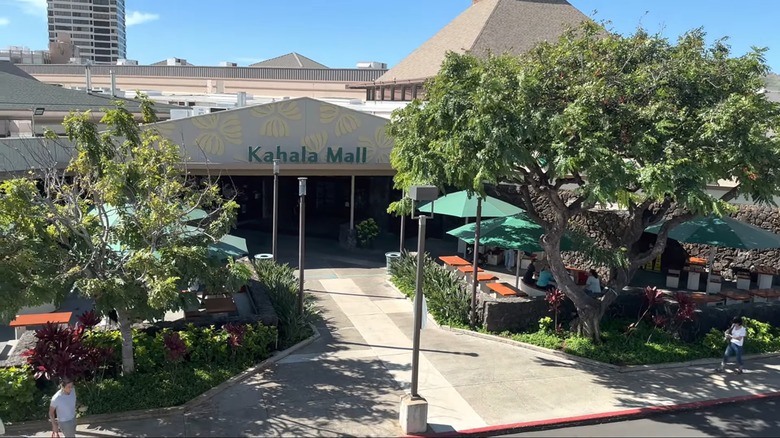Kahala Mall entryway