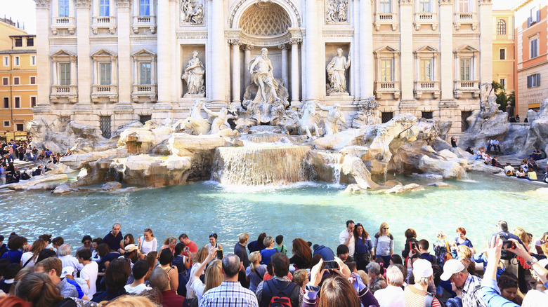 Crowds in front of Rome's Trevi Fountain