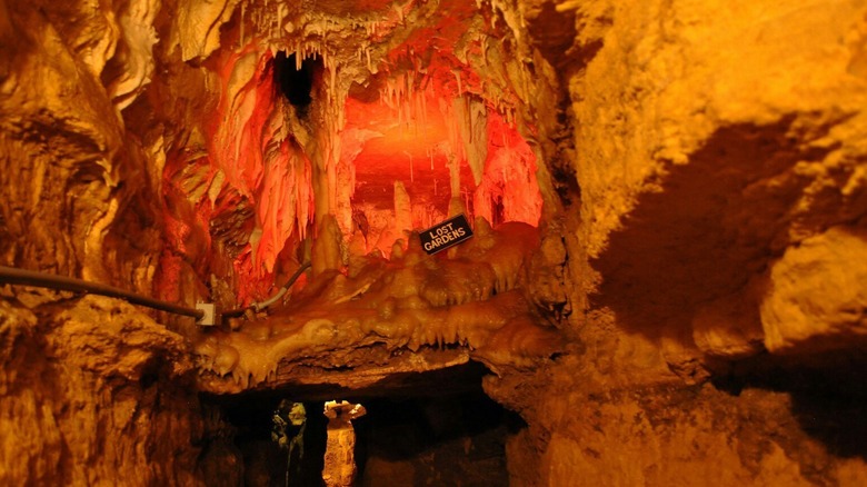 Crystal formations with a 