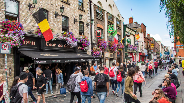 Dublin street filled with tourists