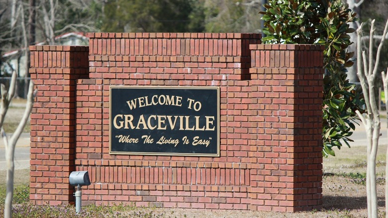 Welcome to Graceville sign