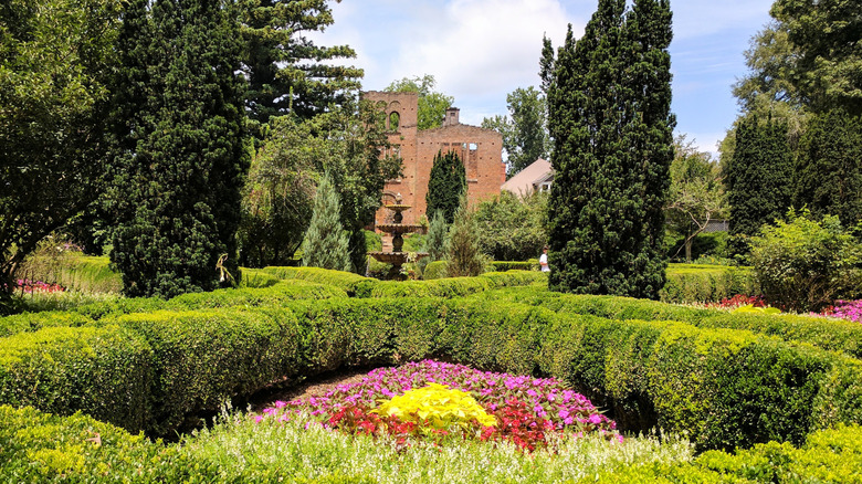 The gardens and manor house of Barnsley Resort