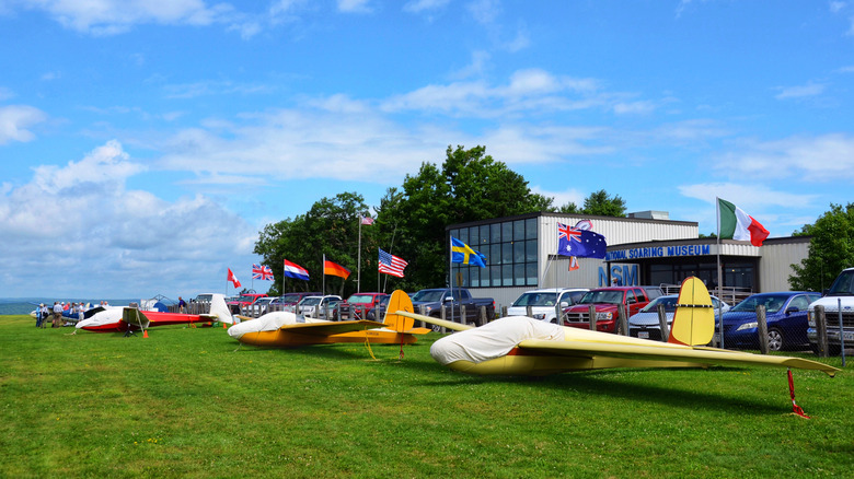 Sailplanes in a row at Harris Hill