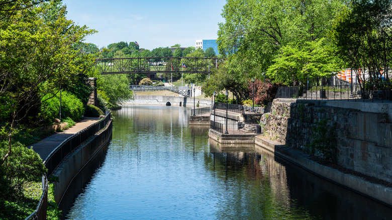 In nearby Richmond, visitors can enjoy the Canal Walk on foot, bicycle, or on a cruise