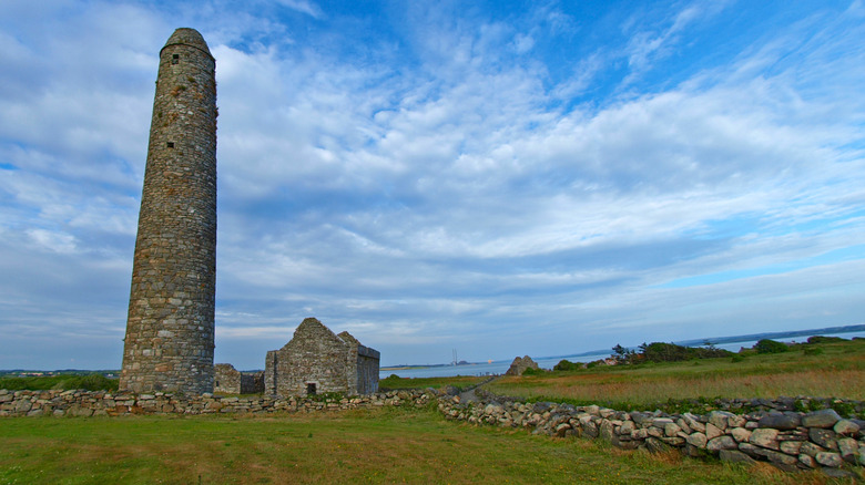 Scattery Round Tower and ruins on Inis Cathaigh