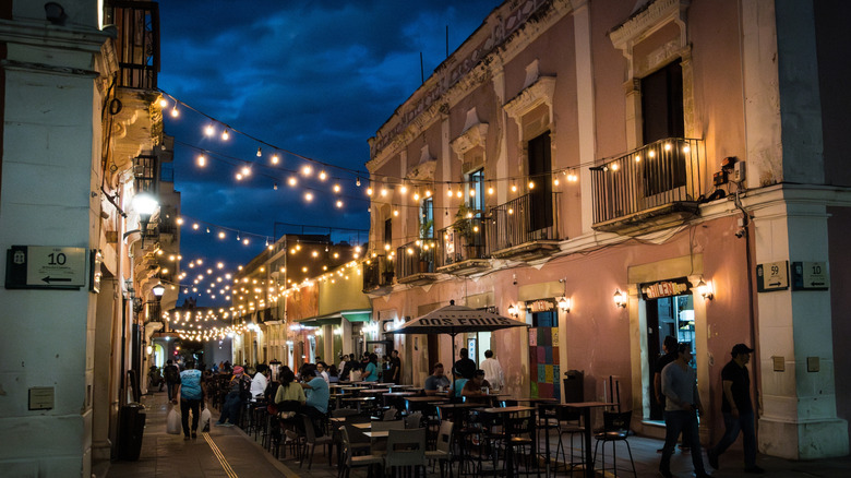 Campeche's Calle 59 in the evening