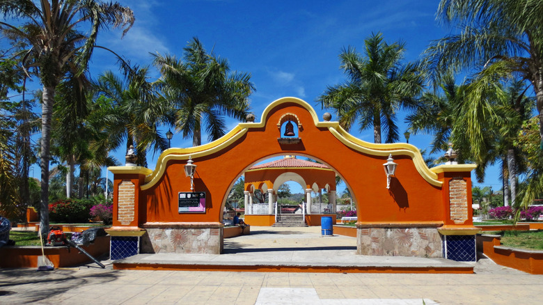 Orange arch in the Plaza Principal Lo De Marcos
