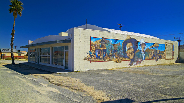 Mural adorns side of building in Twentynine Palms