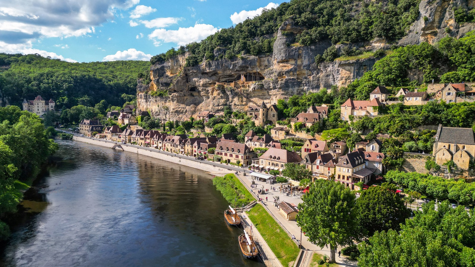 La Roque Gageac Is A Gorgeous French Village Hidden In Limestone Cliffs La Roque Gageac Is A Gorgeous French Village Hidden In Limestone Cliffs