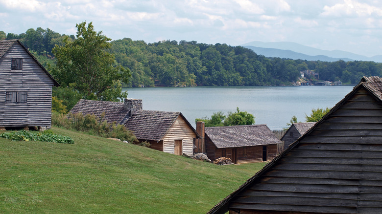 Fort Loudoun Park historic cabins overlooking a lake with mountains in the distance