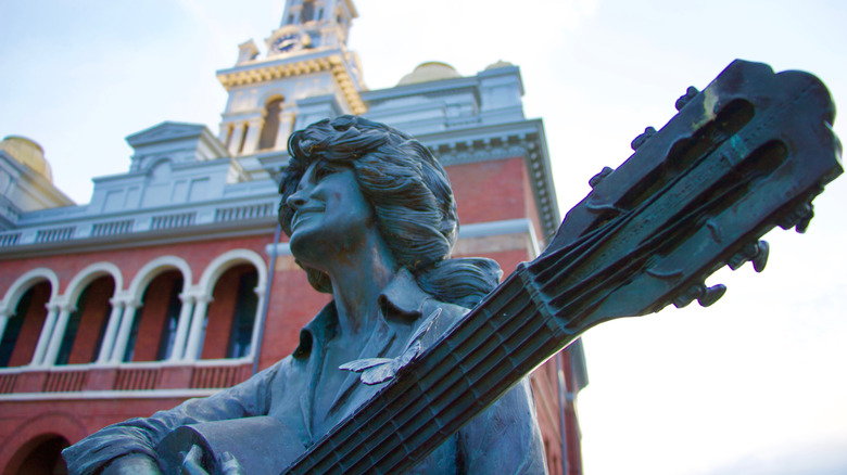 Dolly Parton bronze statue outside Sevierville Court House