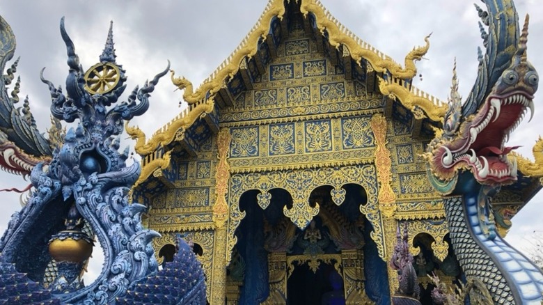 Dragon statues at Blue Temple