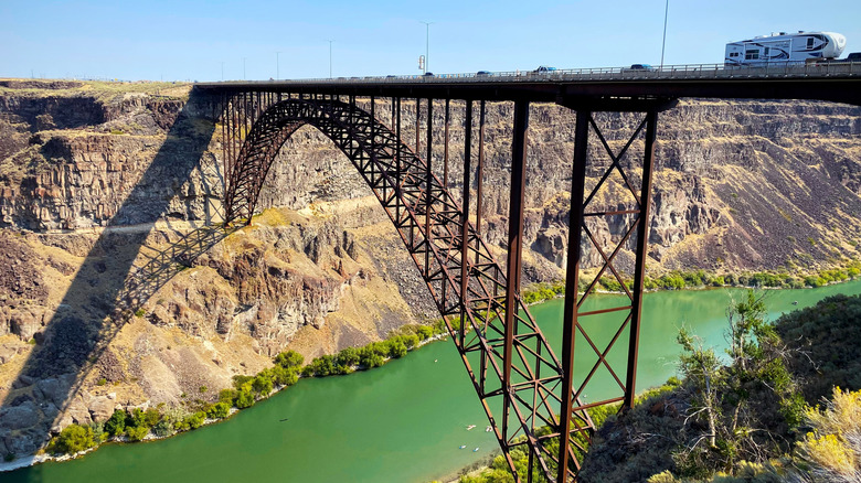 Cars driving on Perrine Bridge over the Snake River