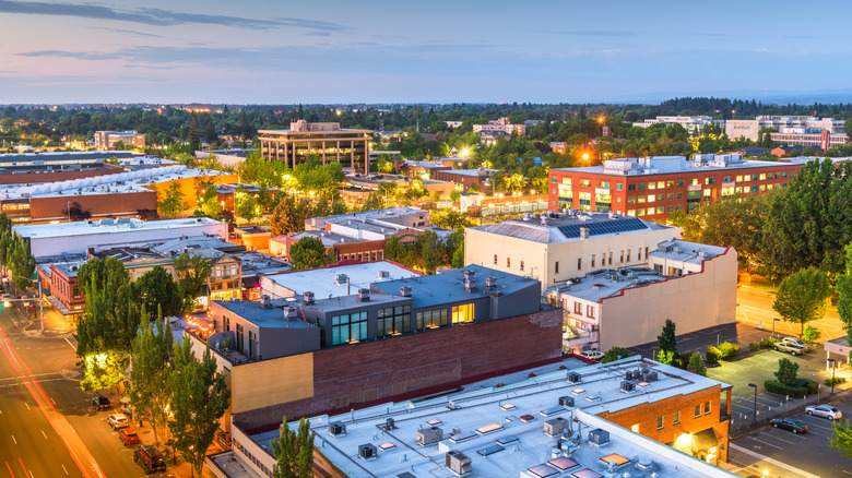 An elevated view of downtown Salem, Oregon, in the evening