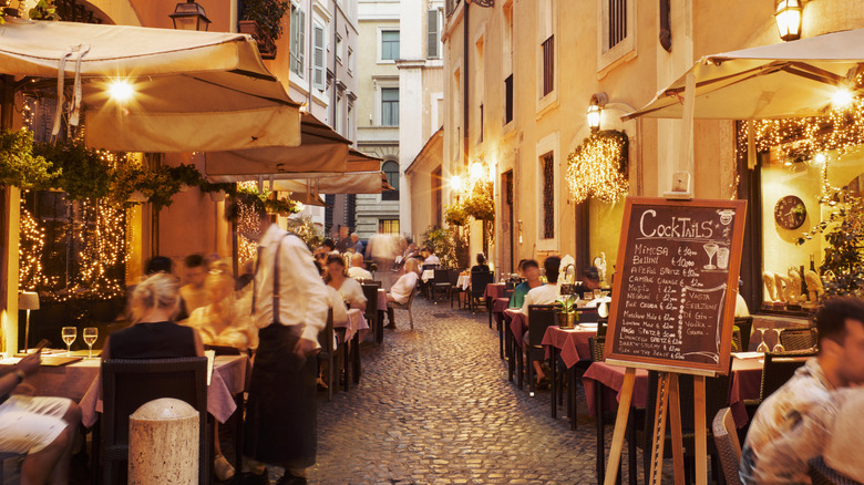 Outdoor dining in Rome