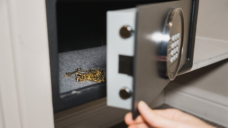 Jewelry in a hotel safe