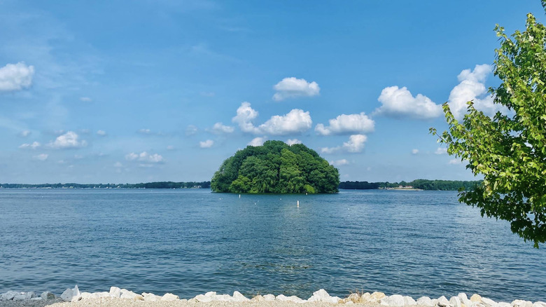 Lake views in Marine Point Park, Illinois
