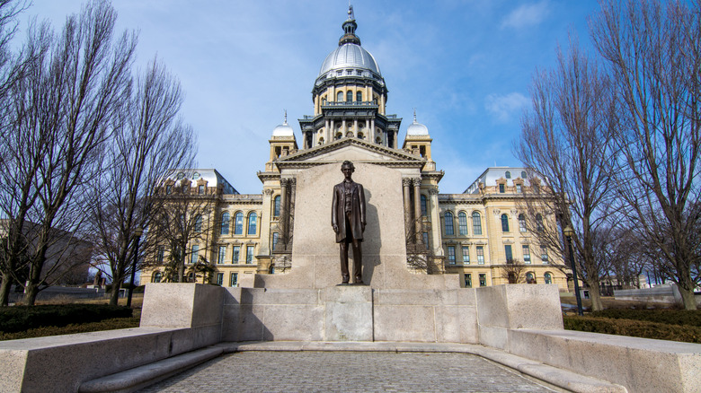 Abraham Lincoln Statue in front of the Illinois State Capitol