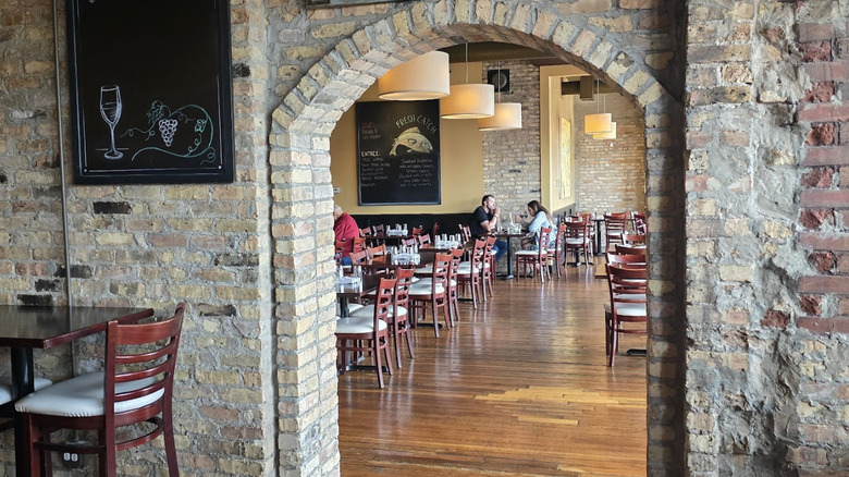 The interior of 1913 Restaurant + Bar in Roselle, Illinois