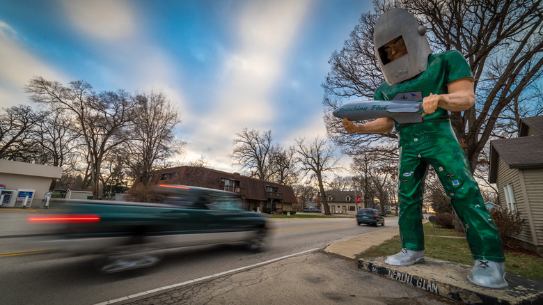 Gemini Giant towering over Wilmington, Illinois