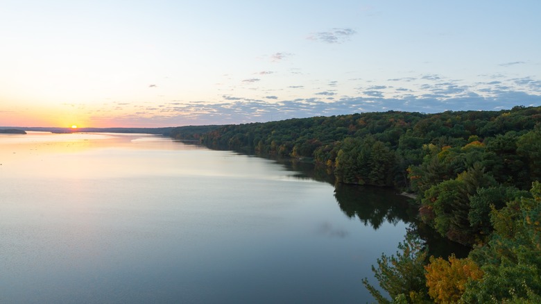 Sunrise over the Illinois River