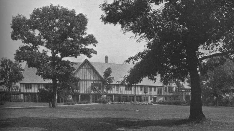 Black and white historic image of the prestigious Glen View Club in Golf, Illinois in 1925