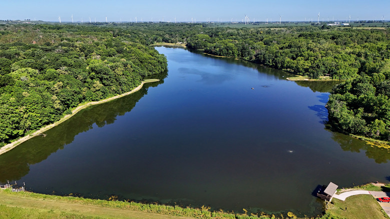 Large lake surrounded by trees at Lake Le-Aqua-Na State Park