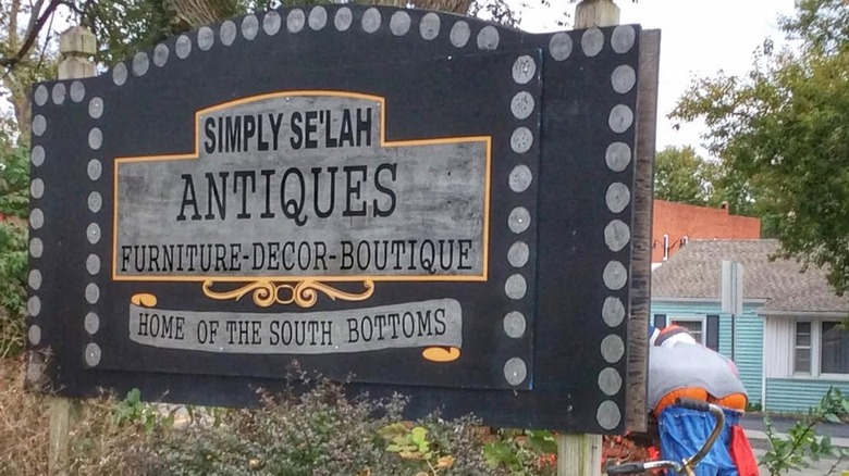Simply Se'lah antique store sign in Louisburg