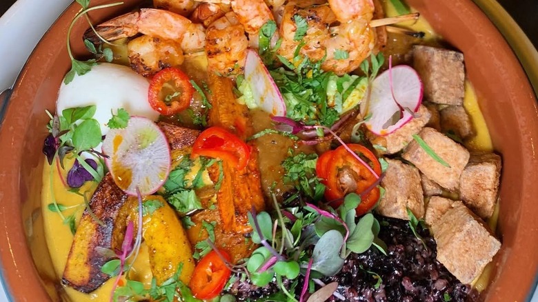 Caribbean curry with shrimp, peppers, and beans from Delicia