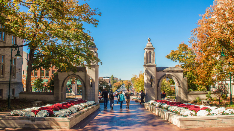A family walking through the main gate at Indiana University Bloomington
